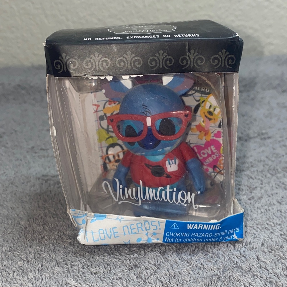 🌵 NWT Retired Disney Vinylmation Stitch from the "Nerds" series!